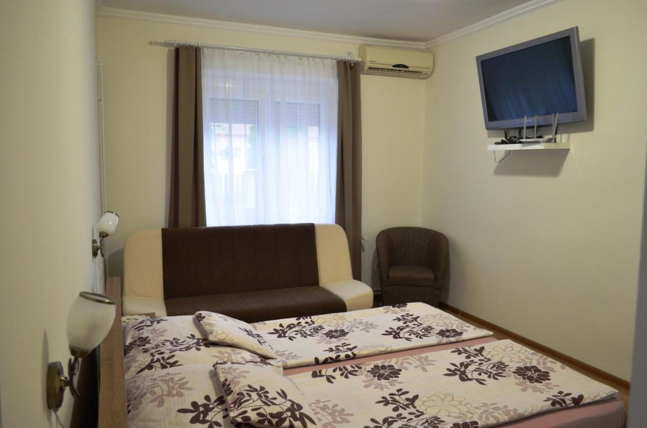 Henrietta - Violetta Apartman Hajduszoboszlo Exterior photo