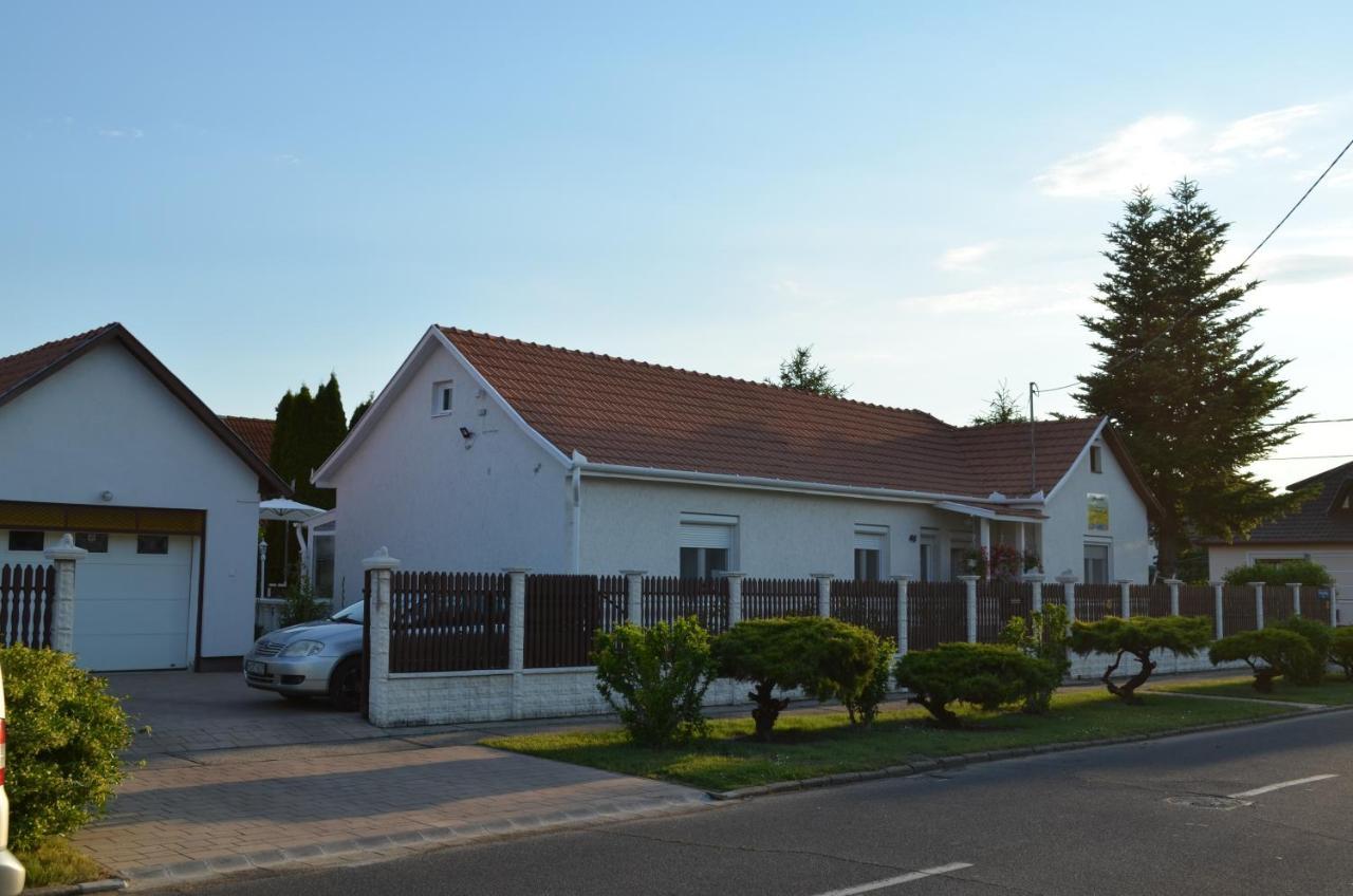 Henrietta - Violetta Apartman Hajduszoboszlo Exterior photo